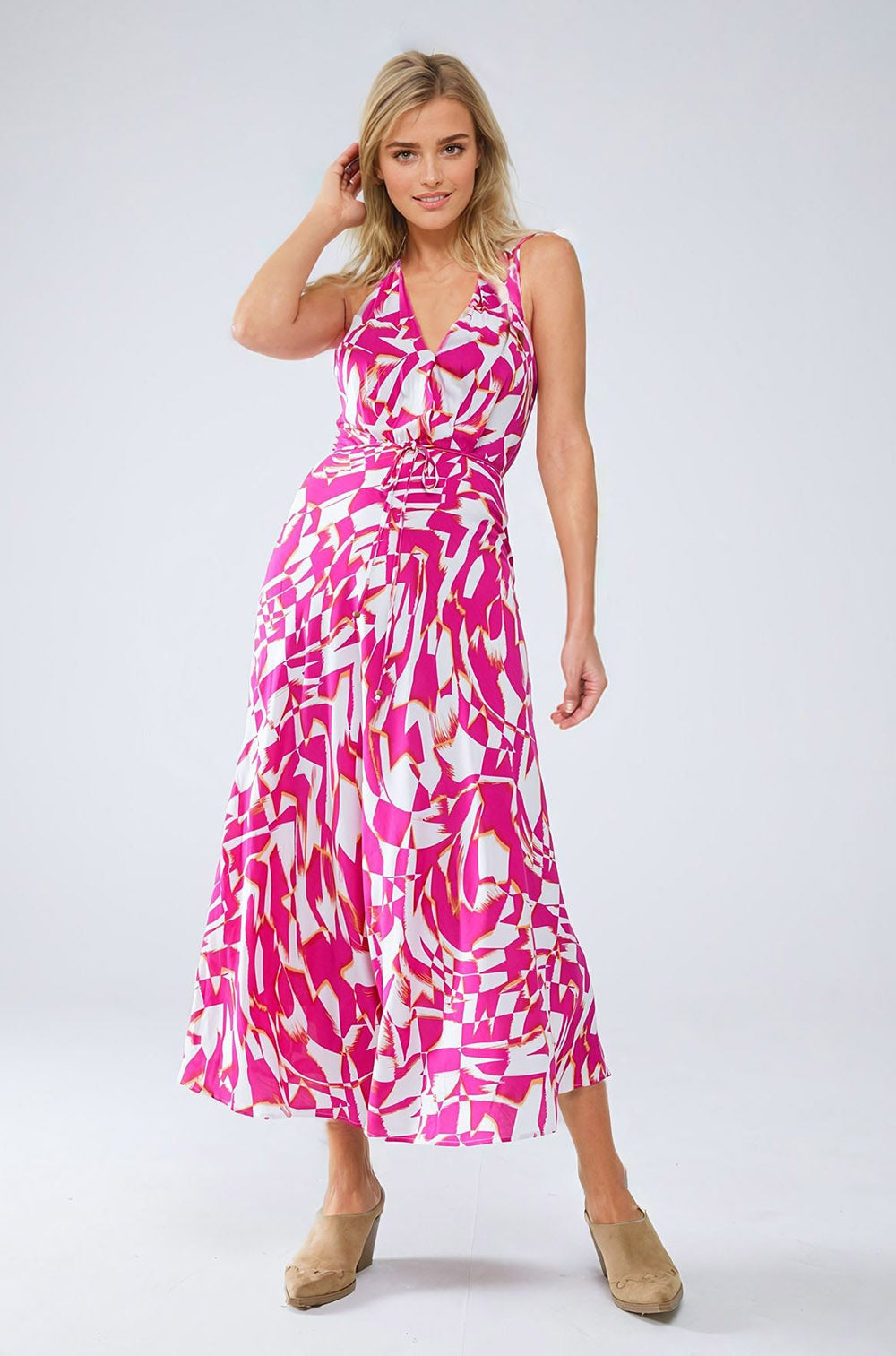 Vestido midi halter con cintura ceñida en estampado abstracto fuchsia y blanco