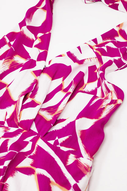 Vestido midi halter con cintura ceñida en estampado abstracto fuchsia y blanco