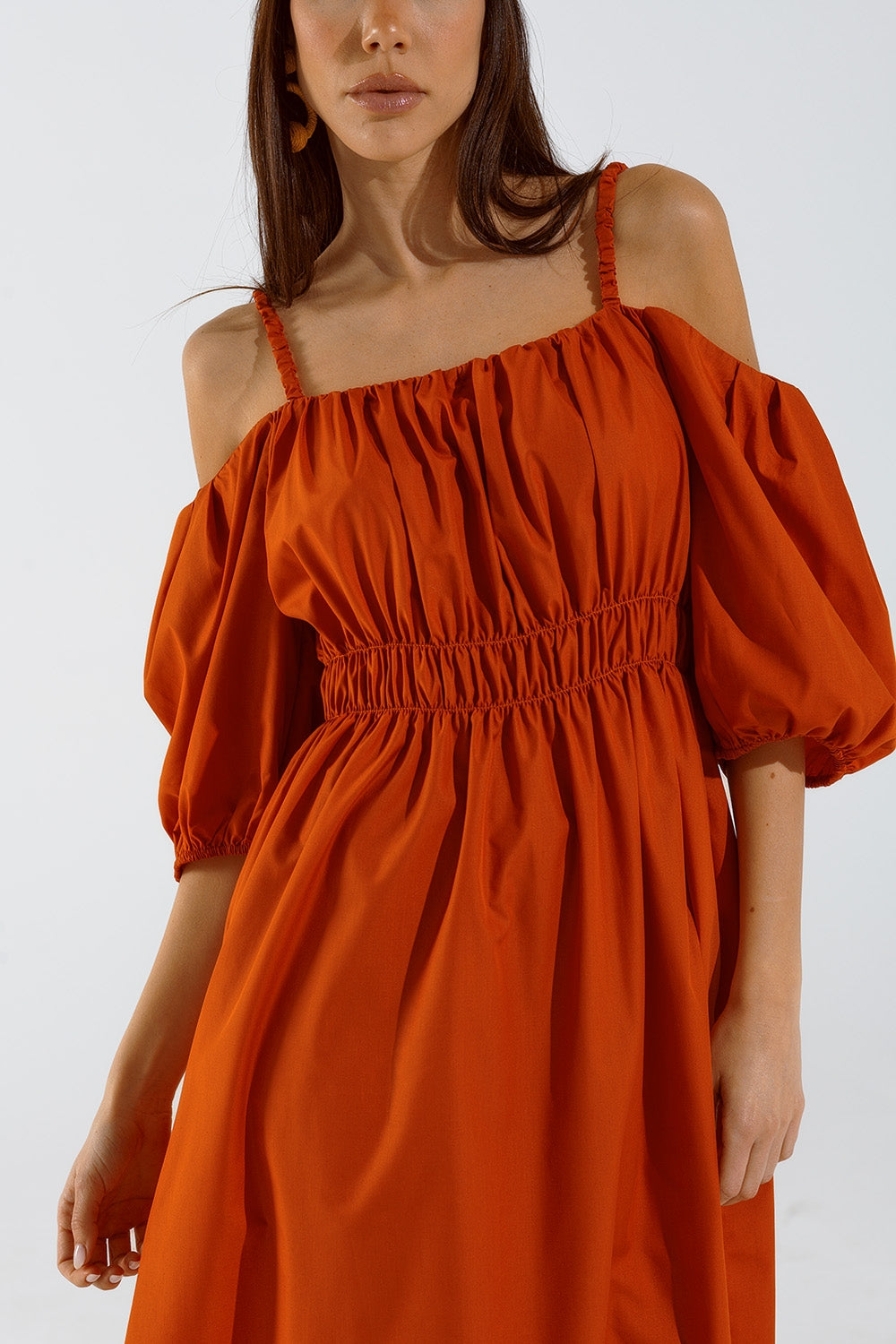 Vestido midi naranja de manga corta y tirantes