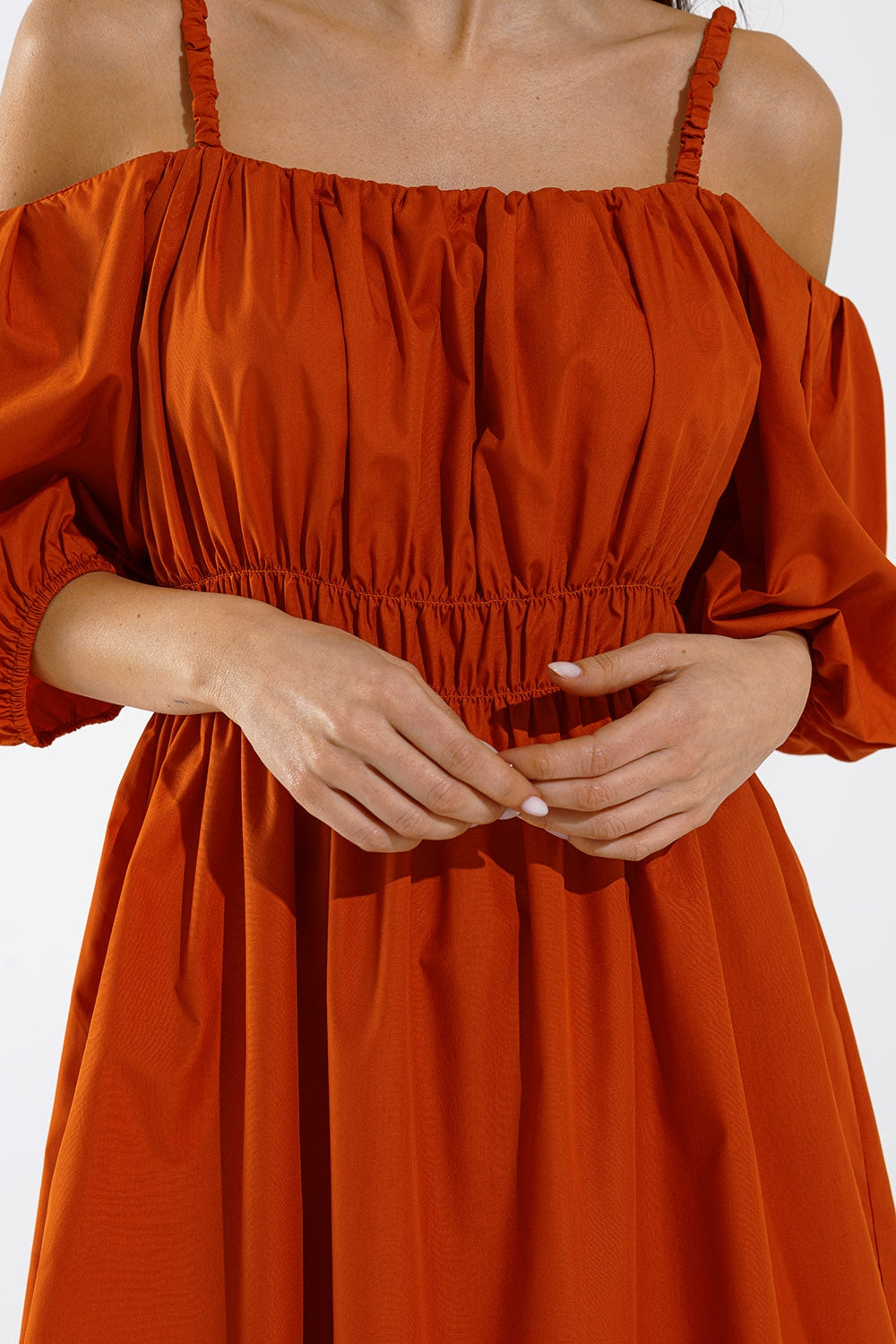 Vestido midi naranja de manga corta y tirantes