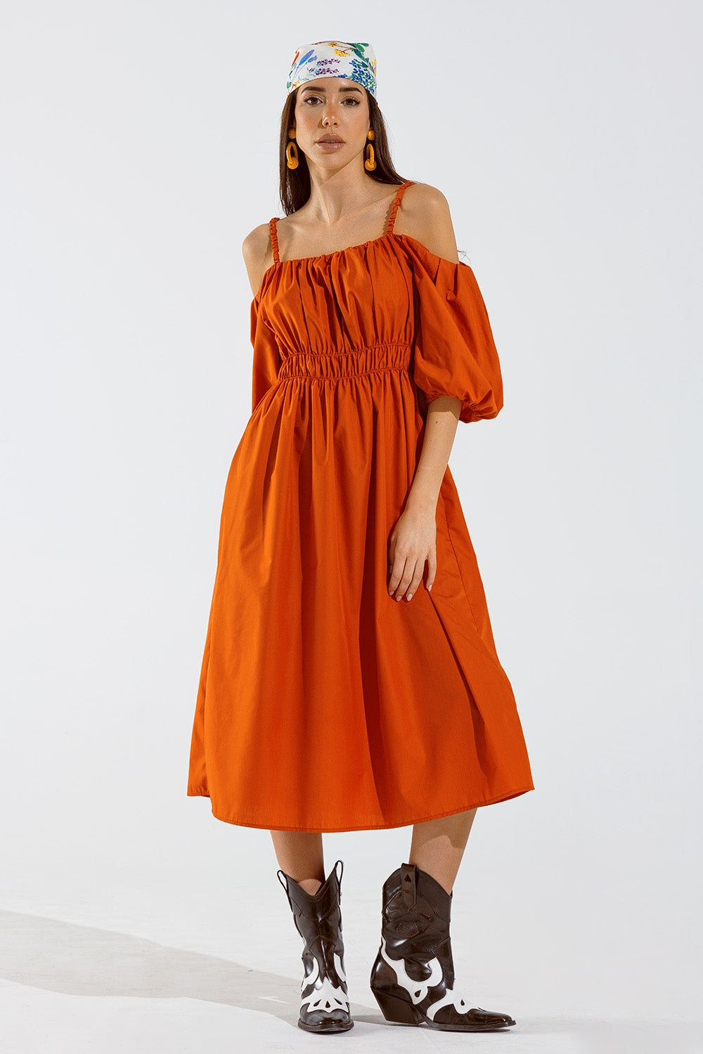 Vestido midi naranja de manga corta y tirantes