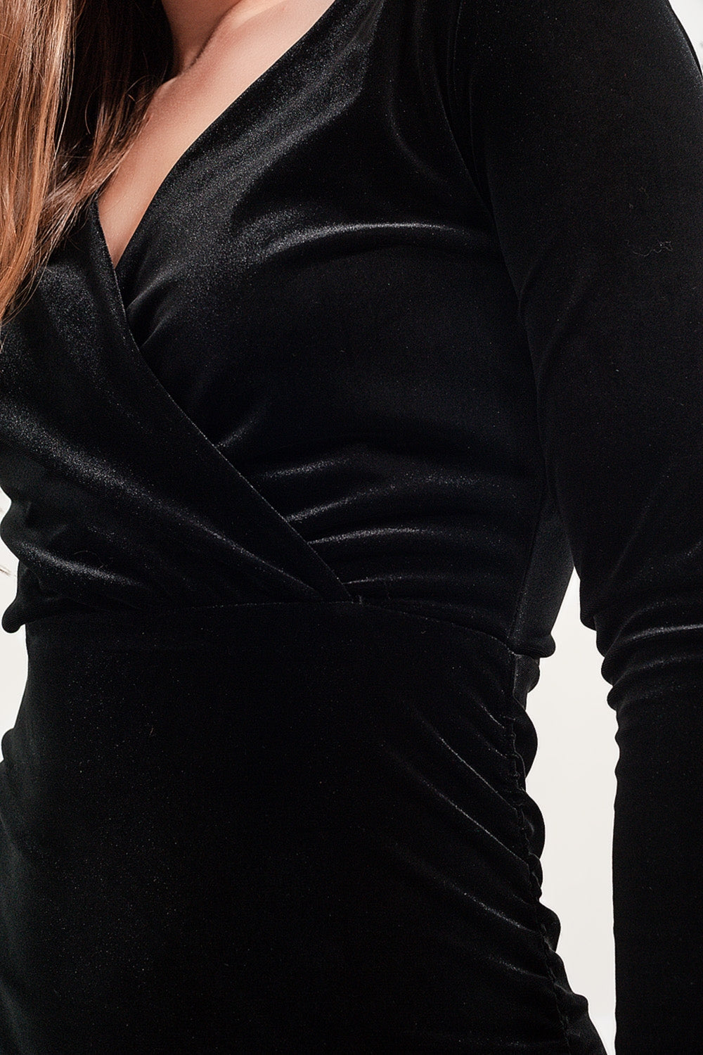 Vestido midi negro manga larga de terciopelo