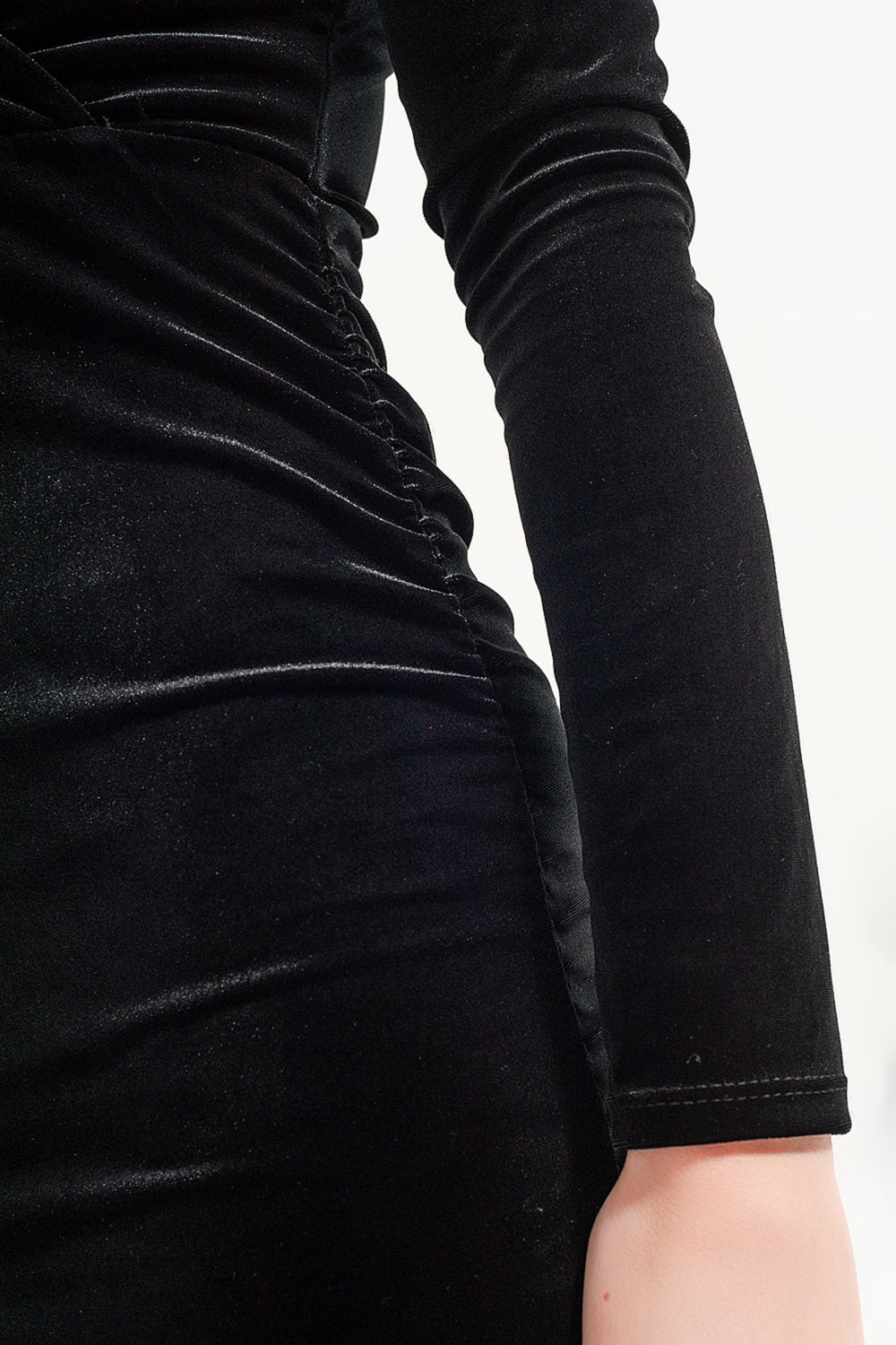 Vestido midi negro manga larga de terciopelo
