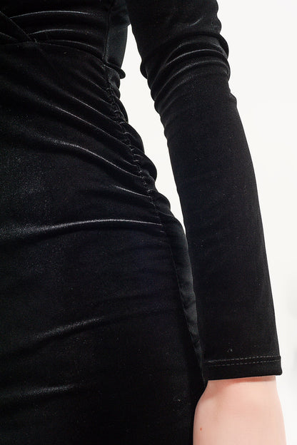 Vestido midi negro manga larga de terciopelo