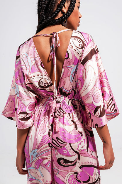 Vestido midi rosa con detalles fruncidos en la cintura y lazada en la espalda