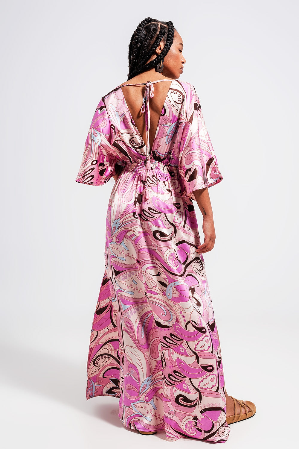 Vestido midi rosa con detalles fruncidos en la cintura y lazada en la espalda