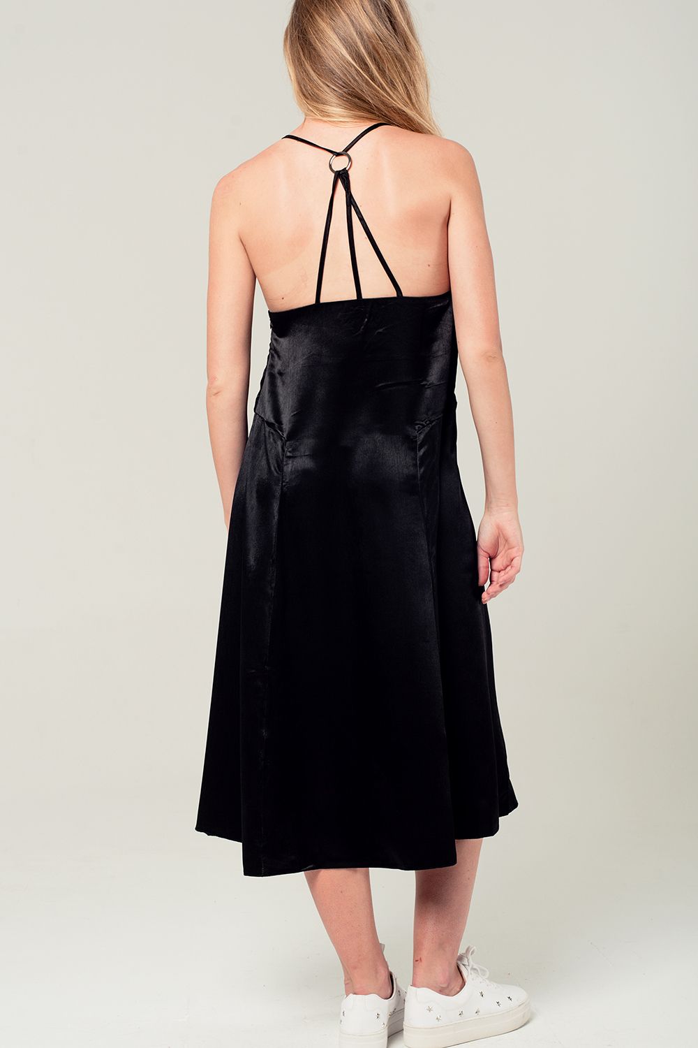 Vestido midi satinado con detalle en la espalda en color negro