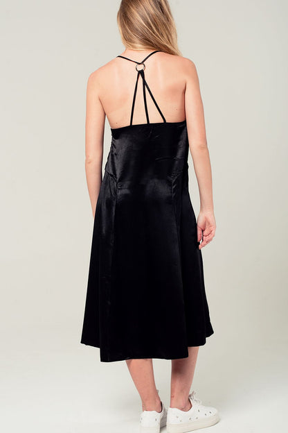 Vestido midi satinado con detalle en la espalda en color negro