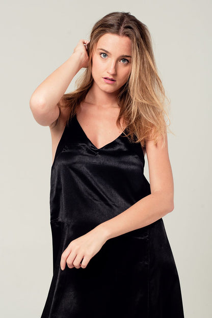 Vestido midi satinado con detalle en la espalda en color negro