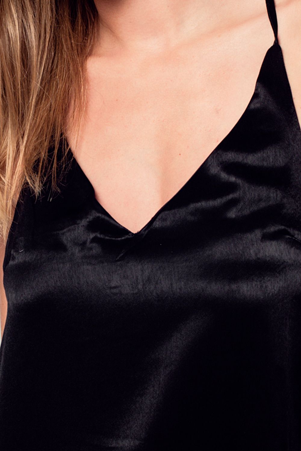 Vestido midi satinado con detalle en la espalda en color negro