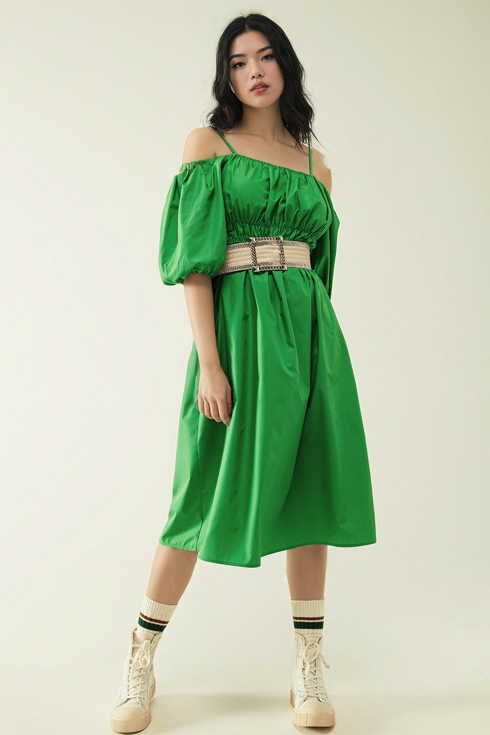 Q2 Vestido Midi verde con mangas cortas y tirantes