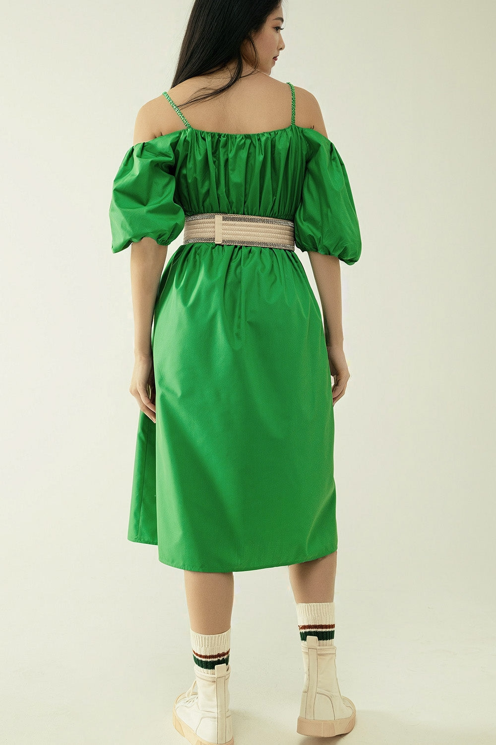 Vestido Midi verde con mangas cortas y tirantes