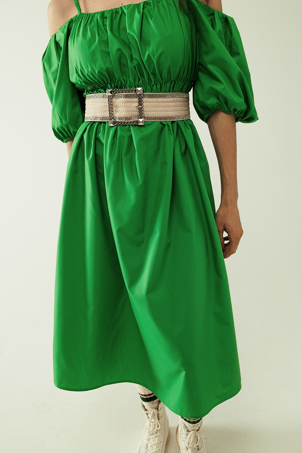 Vestido Midi verde con mangas cortas y tirantes