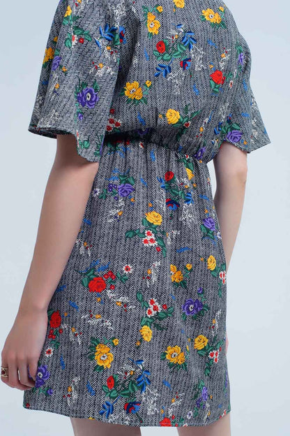 Vestido mini con abertura y flores de colores impresas