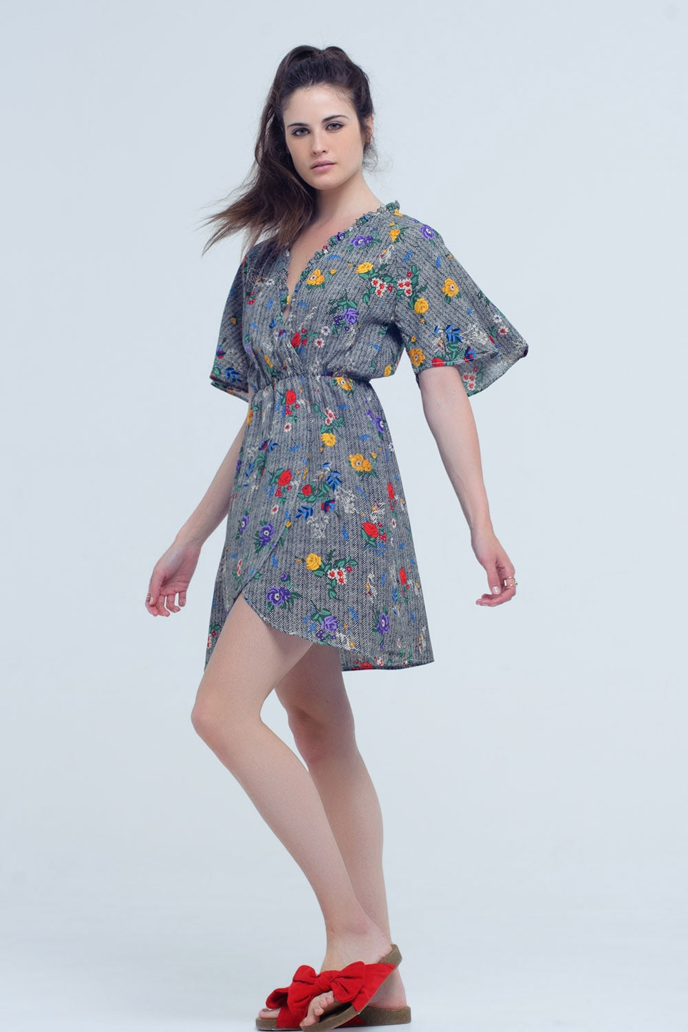 Vestido mini con abertura y flores de colores impresas