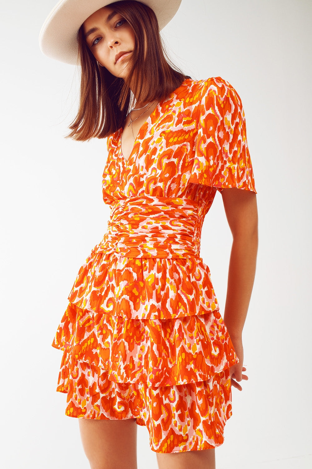 Vestido mini con escote en V y estampado floral en naranja