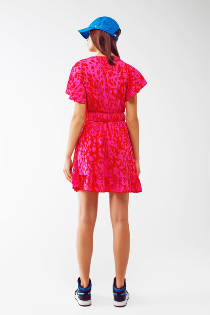 Vestido mini con estampado animal cinturón y diseño cruzado en fucsia