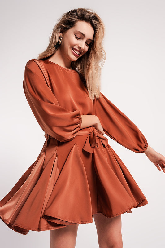 Q2 Vestido mini naranja con cinturón a juego de satén