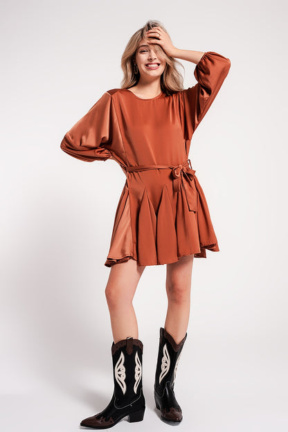 Vestido mini naranja con cinturón a juego de satén