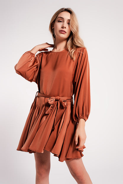 Vestido mini naranja con cinturón a juego de satén