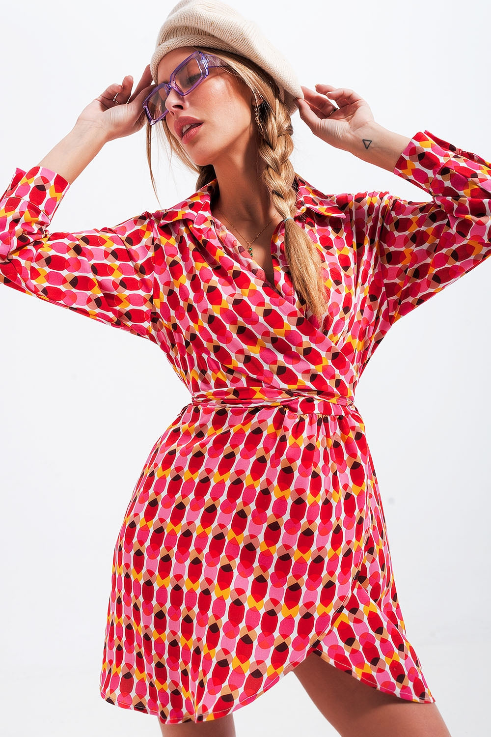 Vestido mini rojo con estampado lazada en la cintura y botones en la parte delantera