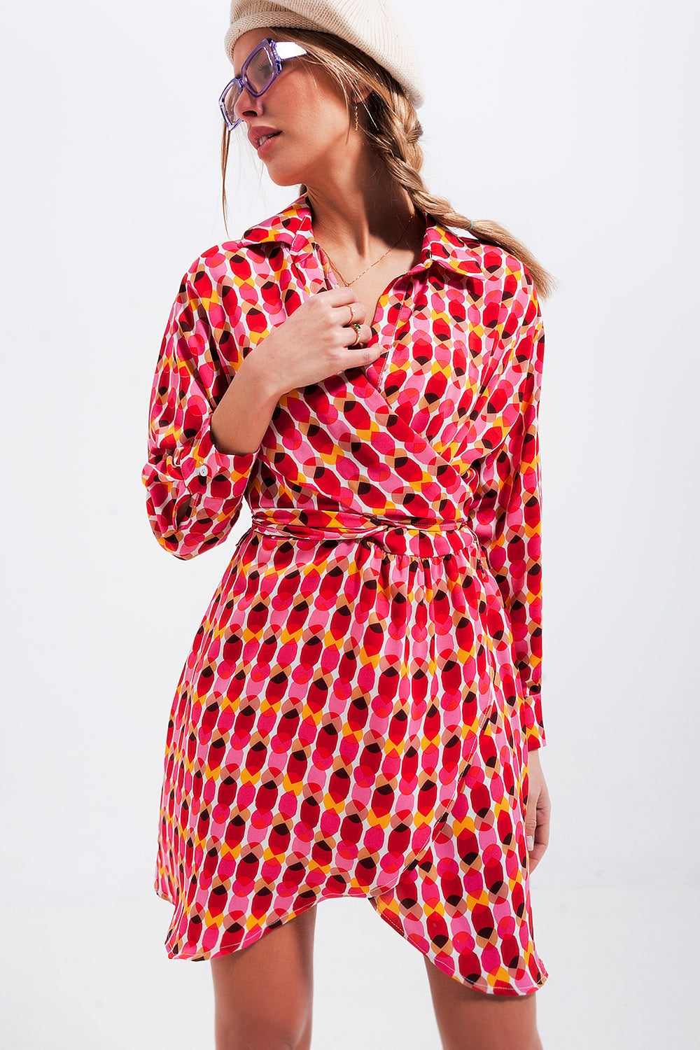 Vestido mini rojo con estampado lazada en la cintura y botones en la parte delantera