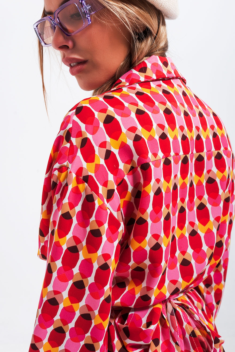 Vestido mini rojo con estampado lazada en la cintura y botones en la parte delantera