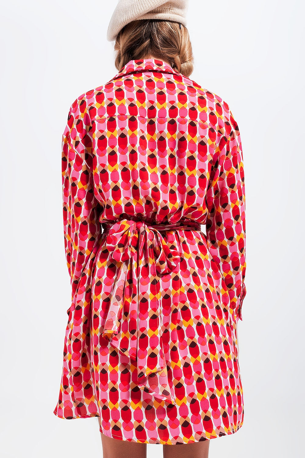 Vestido mini rojo con estampado lazada en la cintura y botones en la parte delantera