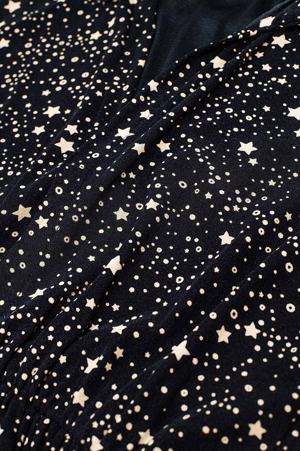 Vestido negro de malla con estampado de estrellas