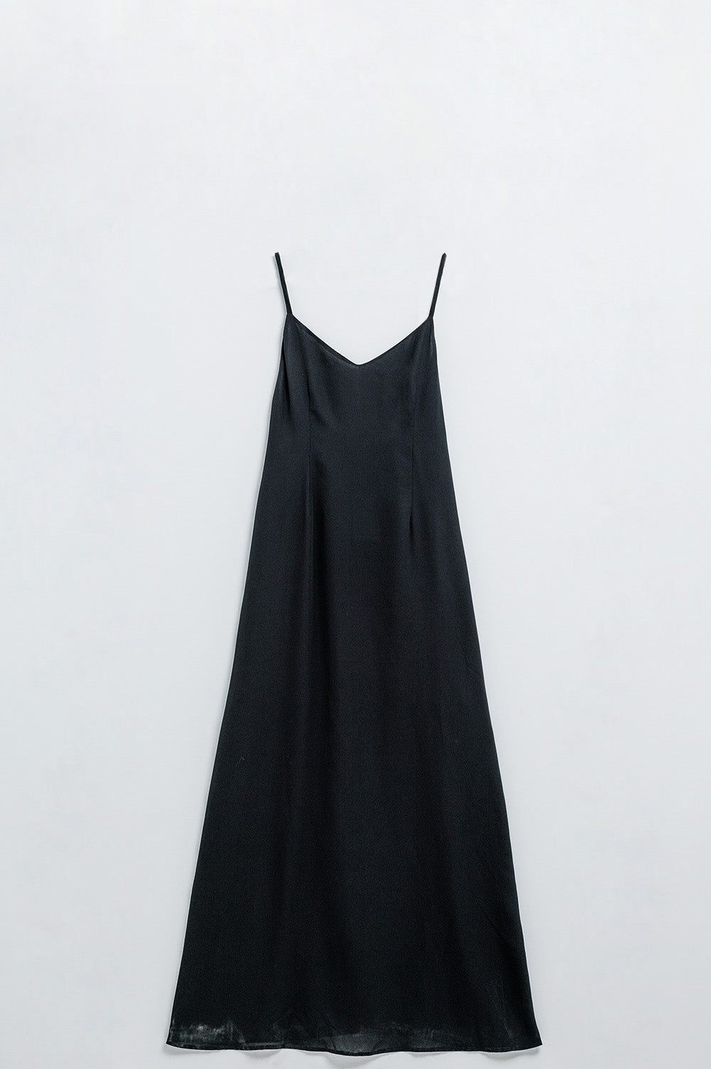 Q2 Vestido negro de satén de doble capa con tirantes