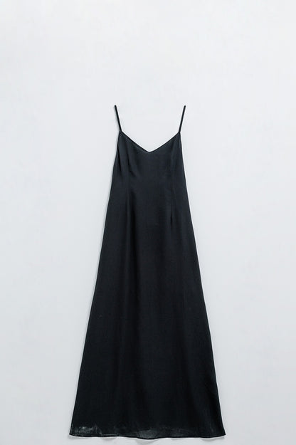 Q2 Vestido negro de satén de doble capa con tirantes
