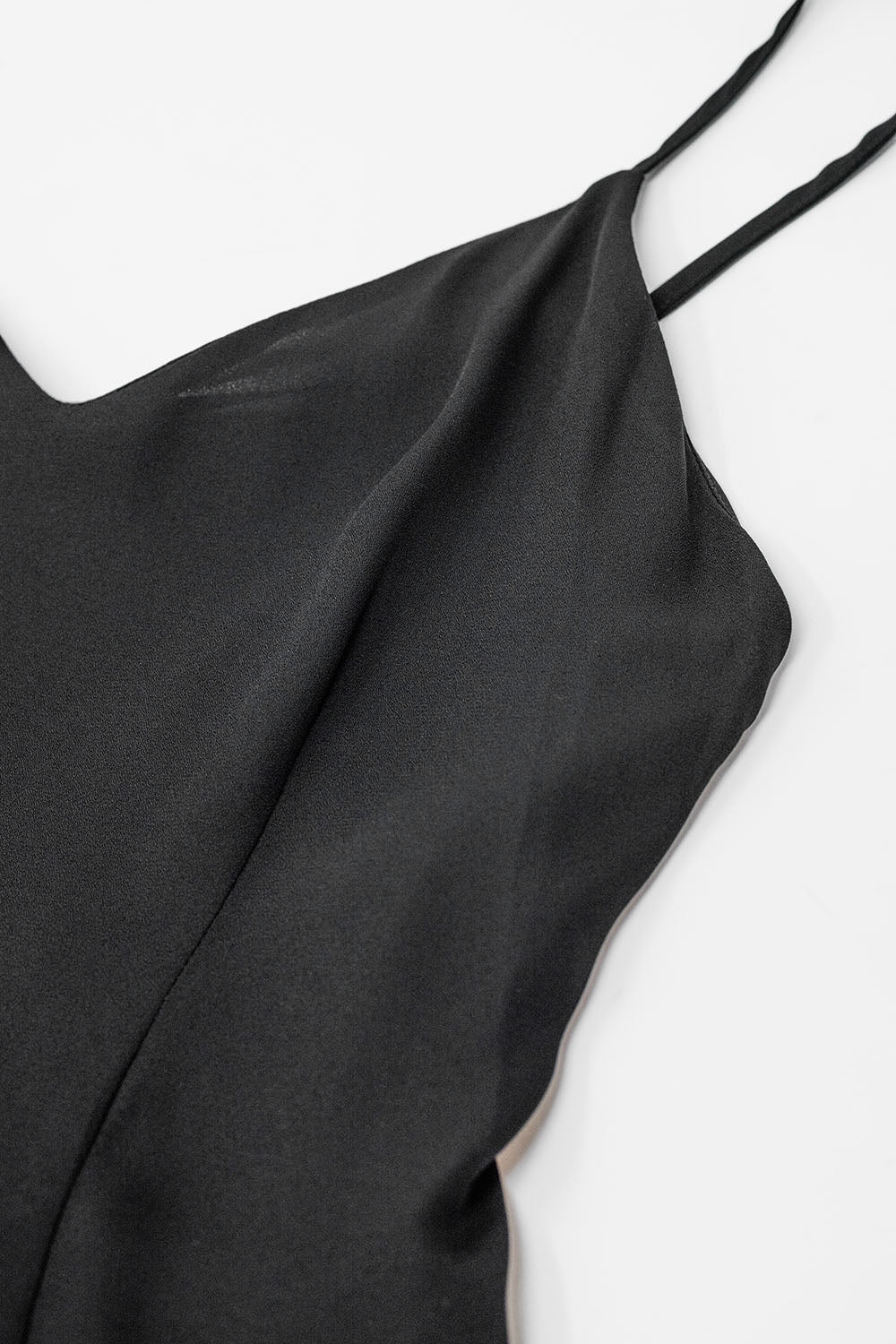 Vestido negro de satén de doble capa con tirantes