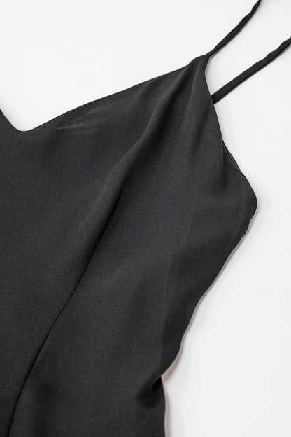 Vestido negro de satén de doble capa con tirantes