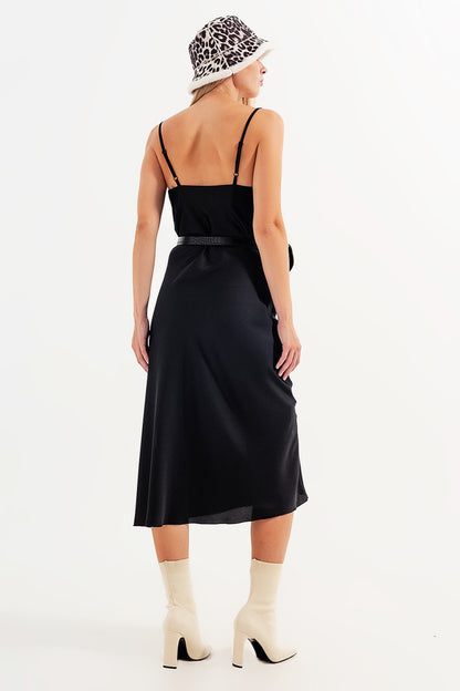 Vestido negro de tirantes finos de satén