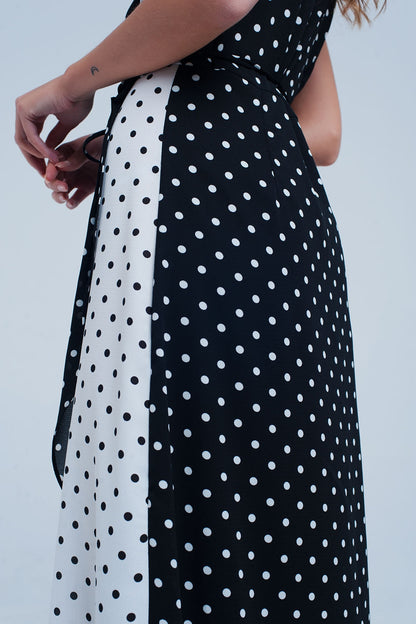 Vestido negro midi cruzado con estampado de mezcla de lunares
