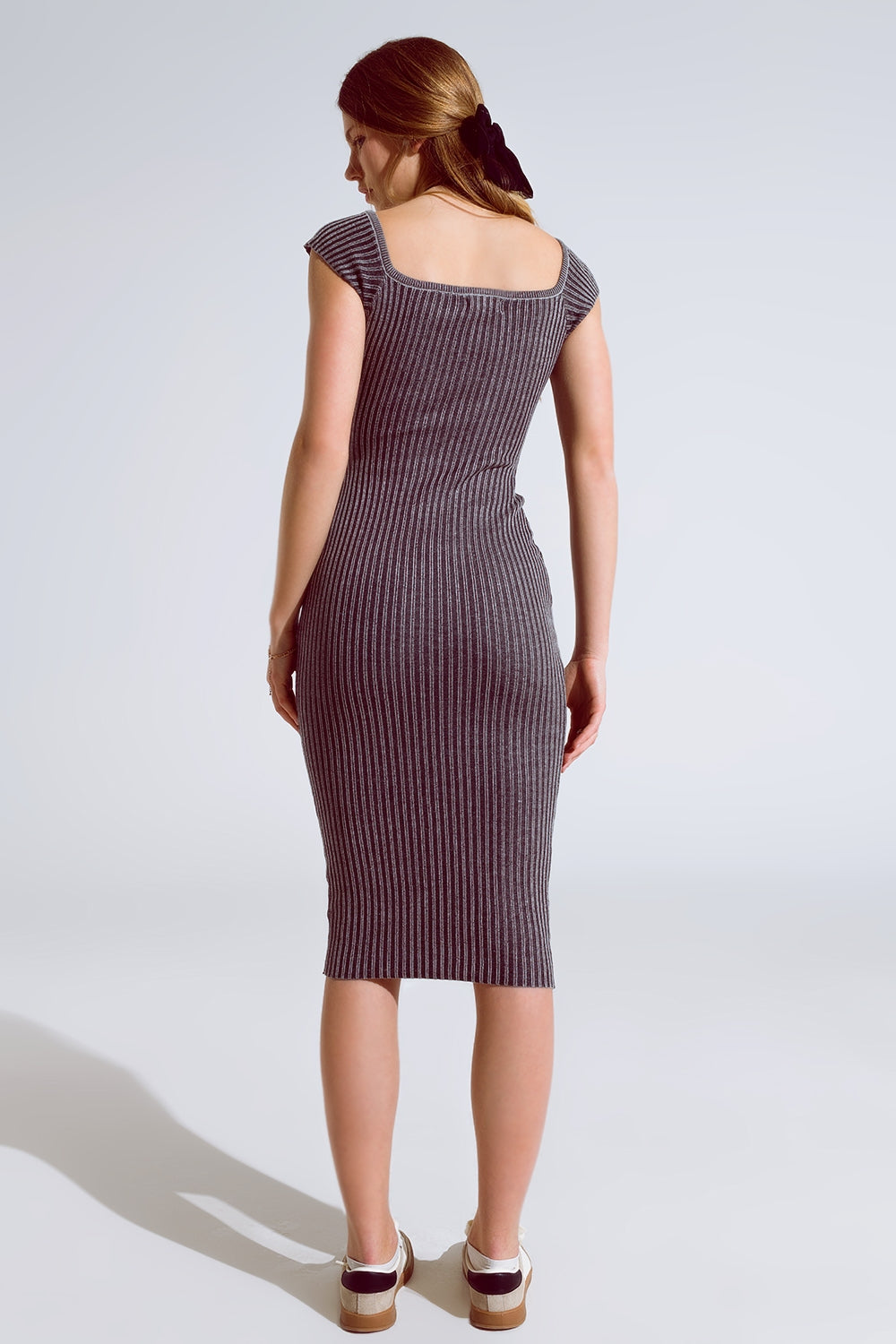Vestido negro midi de canalé grueso con mangas casquillo
