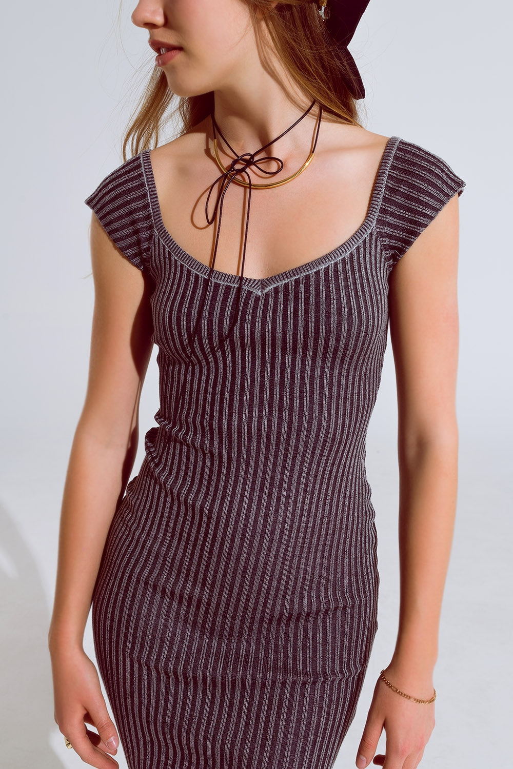 Vestido negro midi de canalé grueso con mangas casquillo