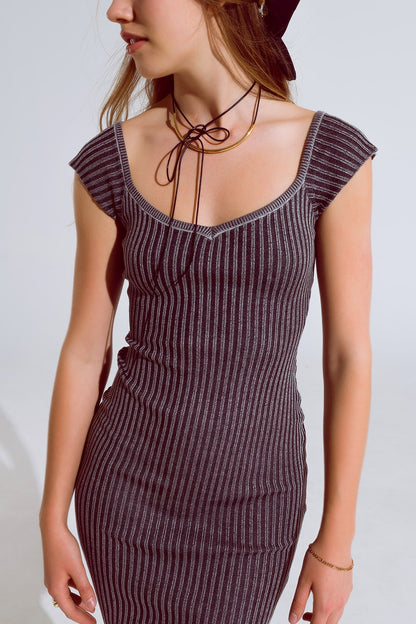 Vestido negro midi de canalé grueso con mangas casquillo
