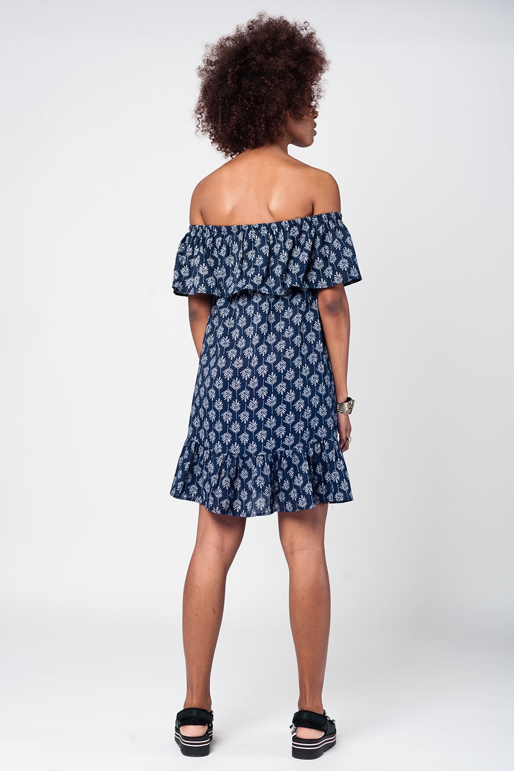 Vestido playa midi azul marino con hombros decubiertos
