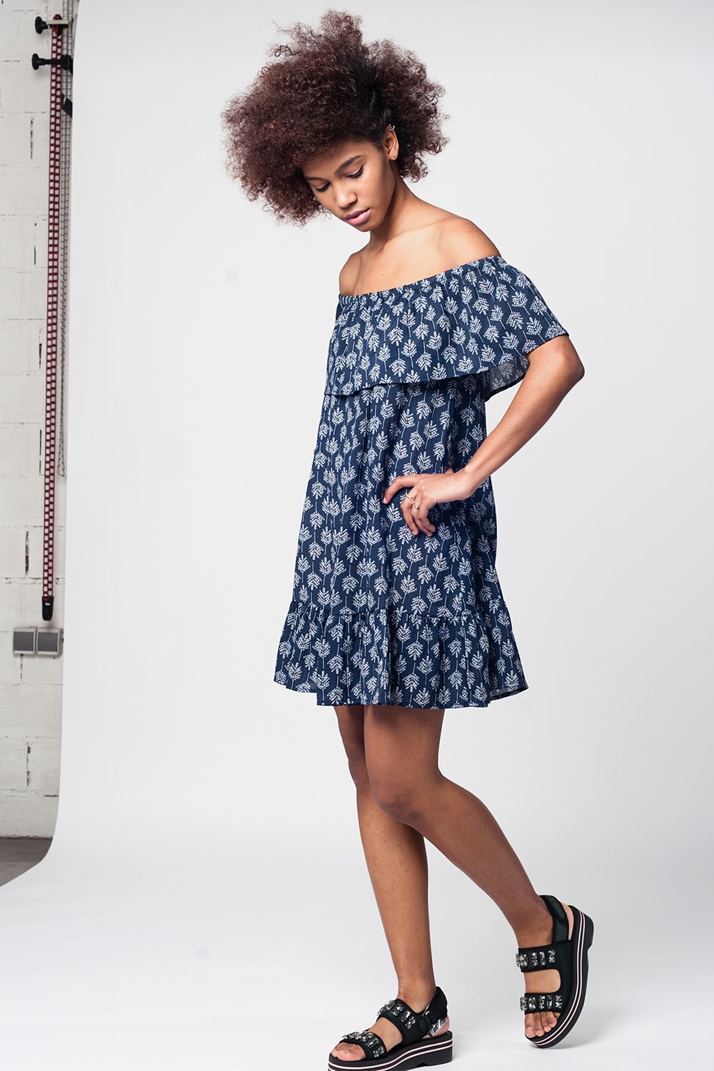 Vestido playa midi azul marino con hombros decubiertos