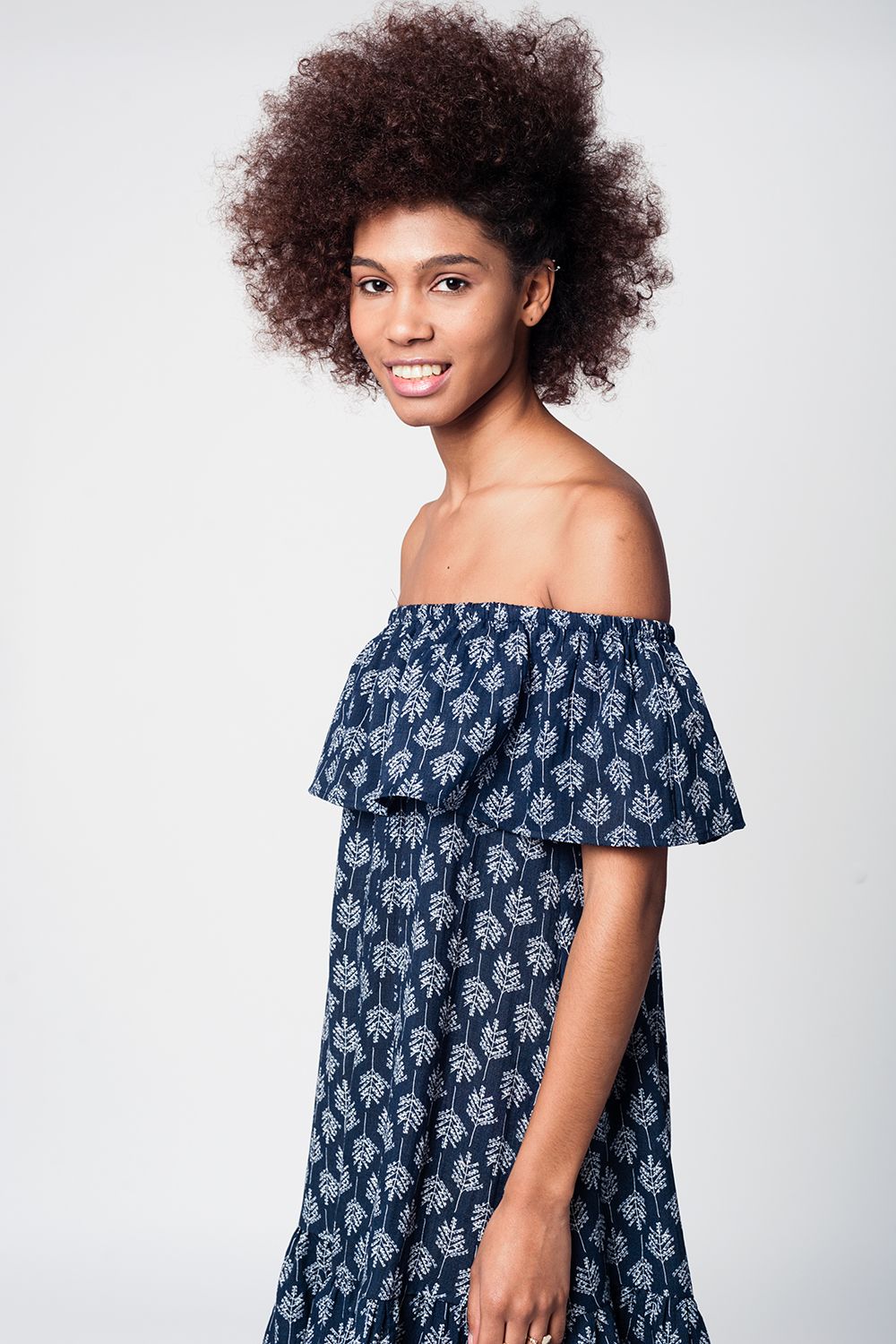 Vestido playa midi azul marino con hombros decubiertos