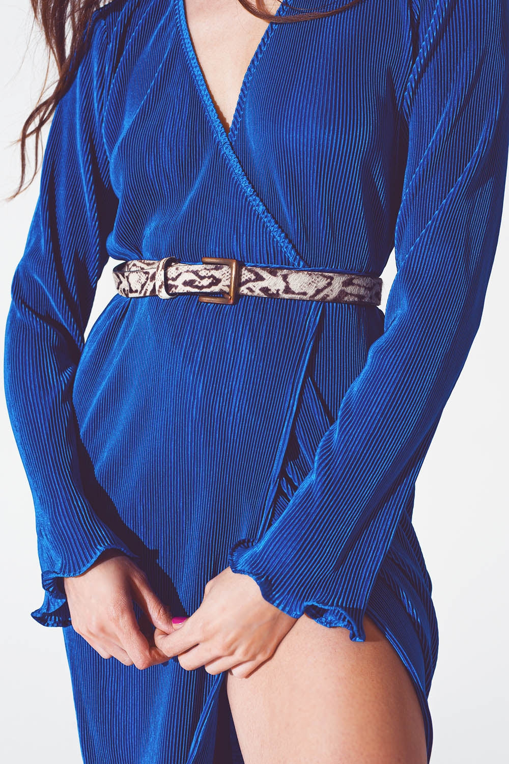 Vestido plisado de satén cruzado en azul