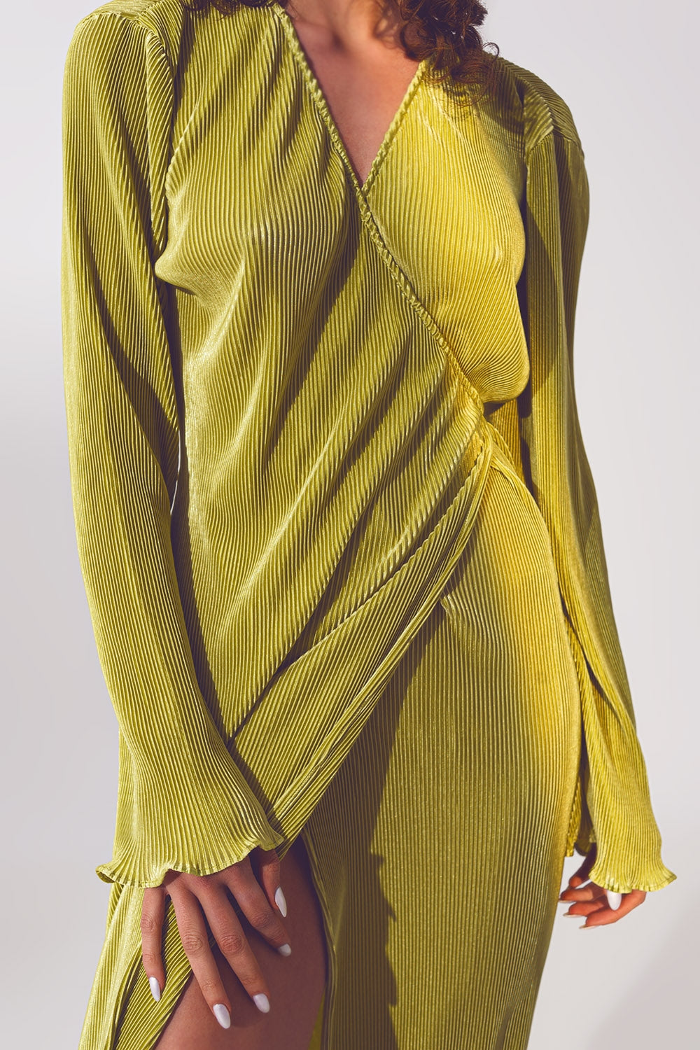 Vestido plisado de satén cruzado en verde