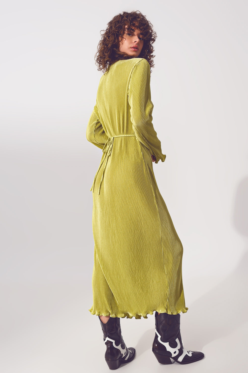 Vestido plisado de satén cruzado en verde