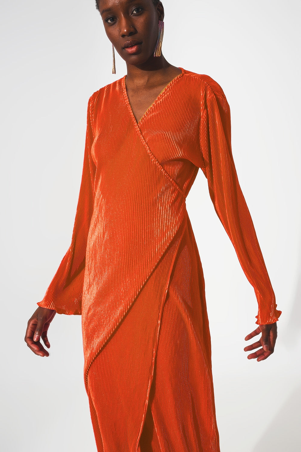 Vestido plisado de satén naranja con detalle cruzado
