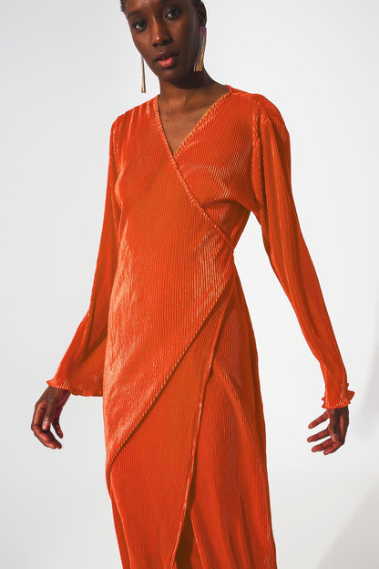 Vestido plisado de satén naranja con detalle cruzado