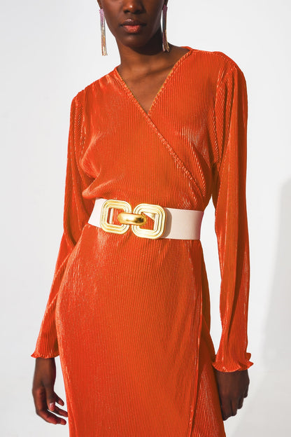 Vestido plisado de satén naranja con detalle cruzado