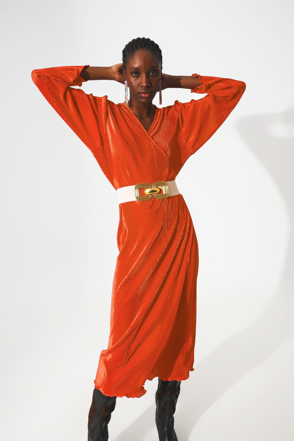 Vestido plisado de satén naranja con detalle cruzado
