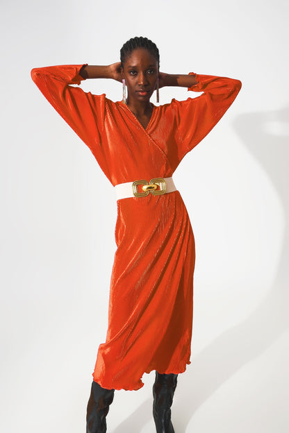 Vestido plisado de satén naranja con detalle cruzado