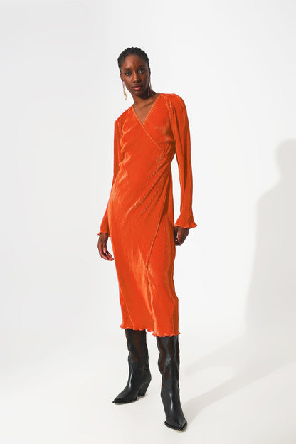 Vestido plisado de satén naranja con detalle cruzado